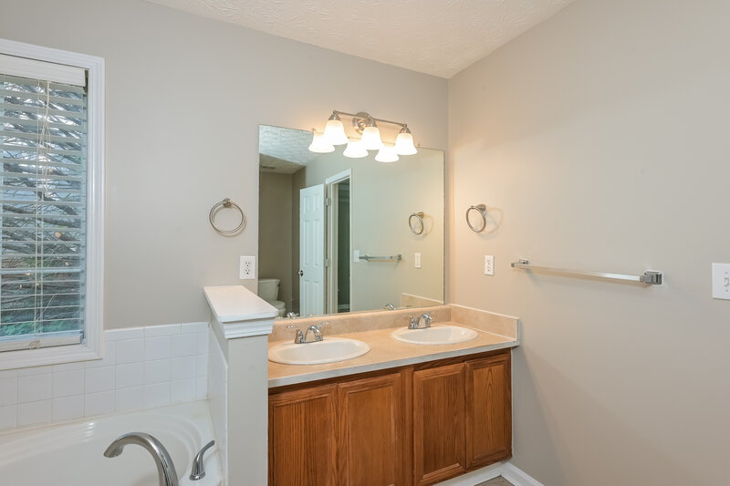 2,270/Mo, 760 Old Johnson Rd Lawrenceville, GA 30045 Main Bathroom View