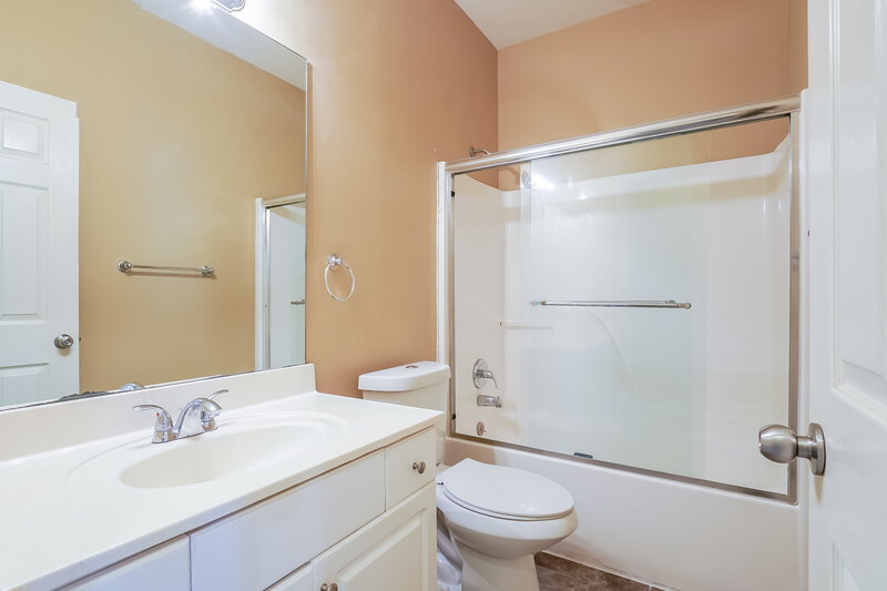 1,945/Mo, 725 Claiborne St Helena, AL 35080 Bathroom View