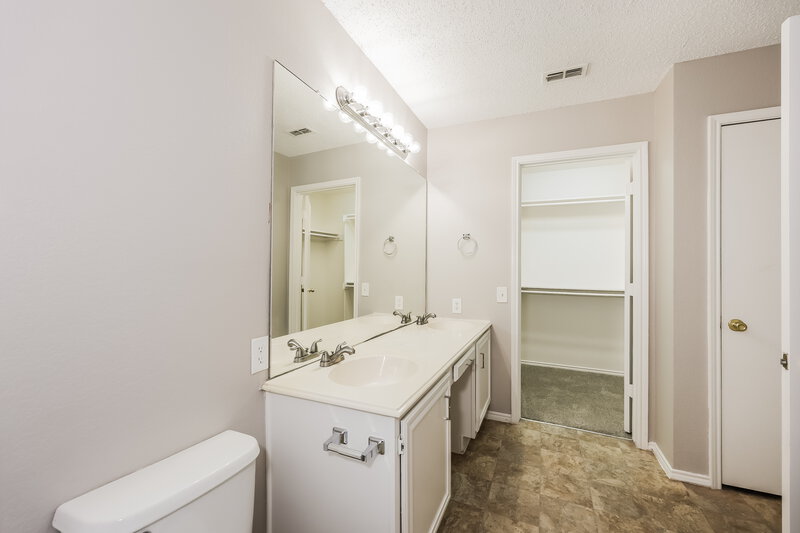 1,925/Mo, 2921 Stonewall Ln Fort Worth, TX 76123 Main Bathroom View 2