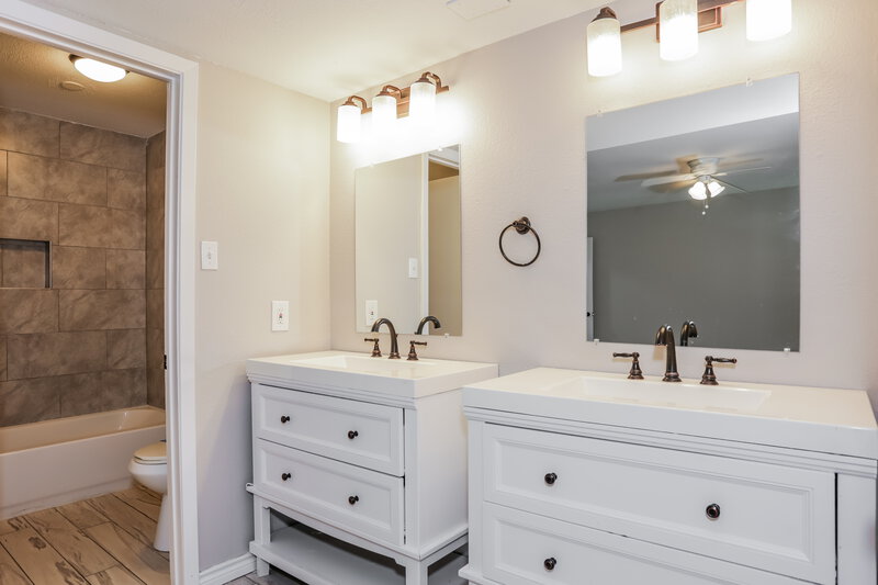 3,010/Mo, 808 Judith Street Burleson, TX 76028 Main Bathroom View