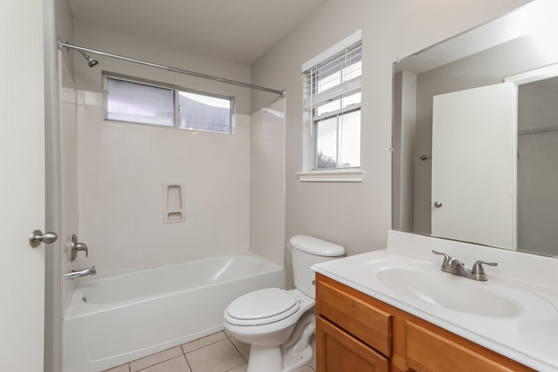 1,785/Mo, 33322 Cottonwood Bnd Magnolia, TX 77354 Main Bathroom View