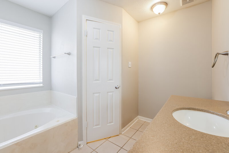 1,825/Mo, 3030 Hummingbird Ln Humble, TX 77396 Main Bathroom View