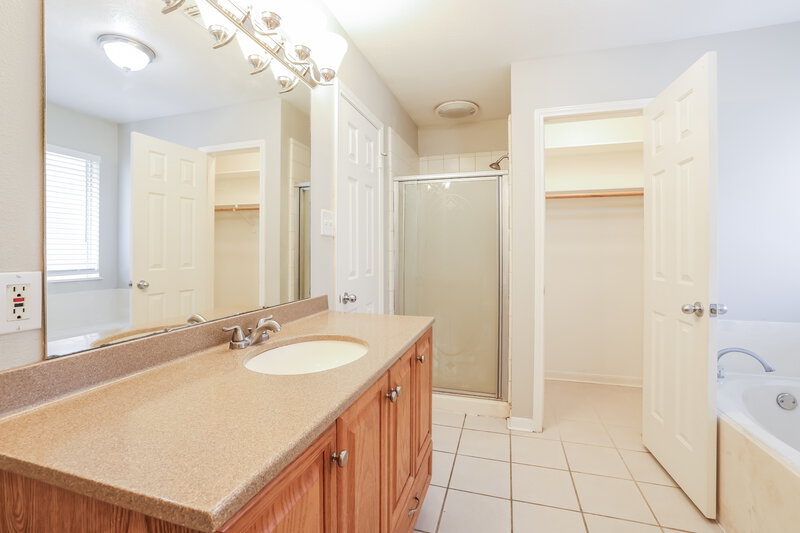 1,825/Mo, 3030 Hummingbird Ln Humble, TX 77396 Main Bathroom View 2