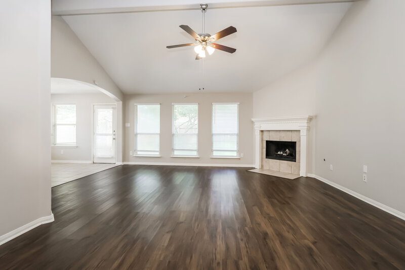 2,250/Mo, 30 Shimmer Pond Pl Conroe, TX 77385 Living Room View
