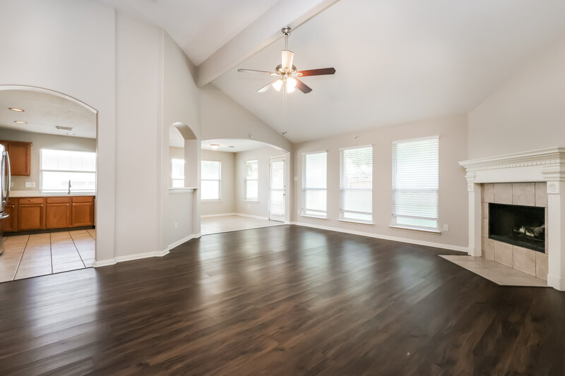 2,250/Mo, 30 Shimmer Pond Pl Conroe, TX 77385 Living Room View 2