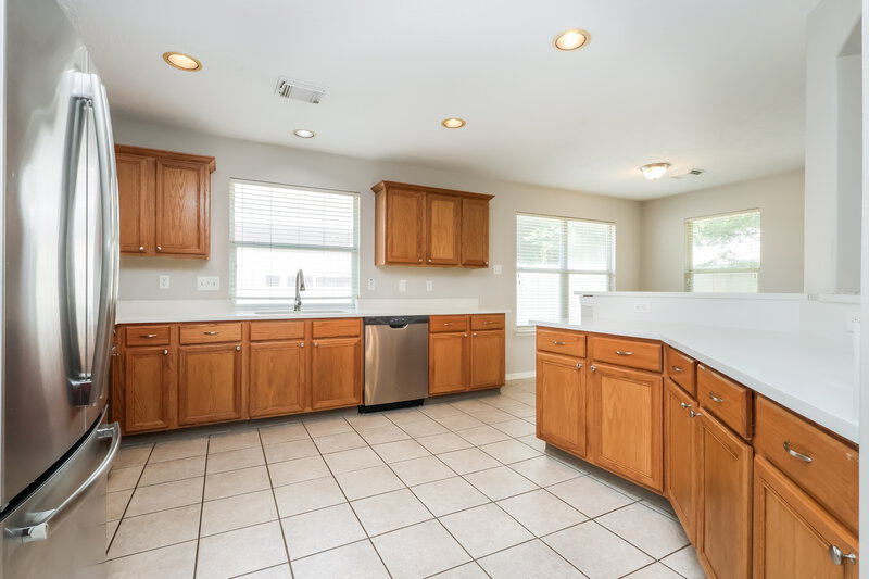 2,250/Mo, 30 Shimmer Pond Pl Conroe, TX 77385 Kitchen View 2