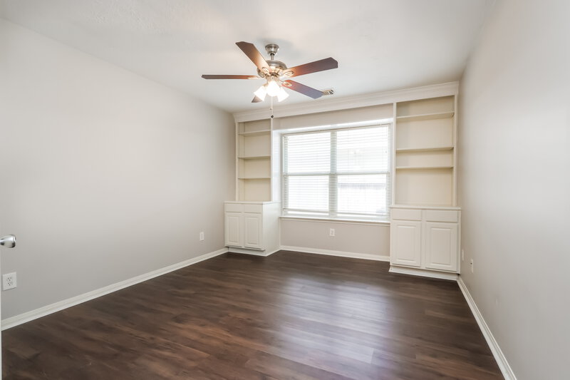 2,250/Mo, 30 Shimmer Pond Pl Conroe, TX 77385 Office View