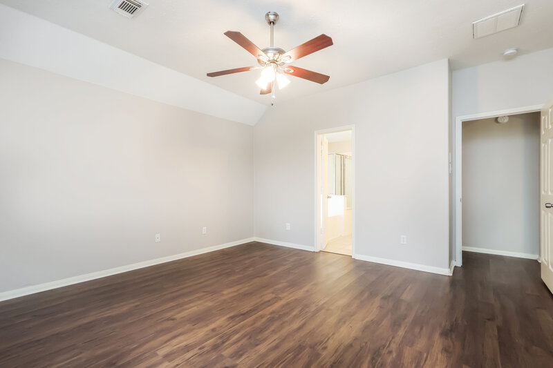 2,250/Mo, 30 Shimmer Pond Pl Conroe, TX 77385 Main Bedroom View 2