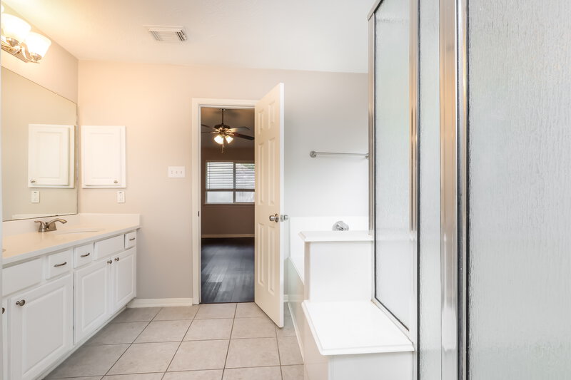 2,250/Mo, 30 Shimmer Pond Pl Conroe, TX 77385 Main Bathroom View