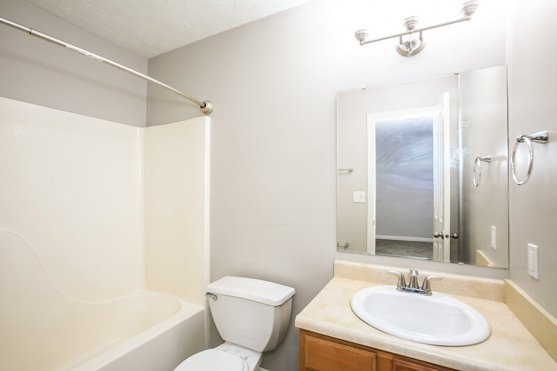 1,840/Mo, 1193 Sunkiss Ct Franklin, IN 46131 Main Bathroom View