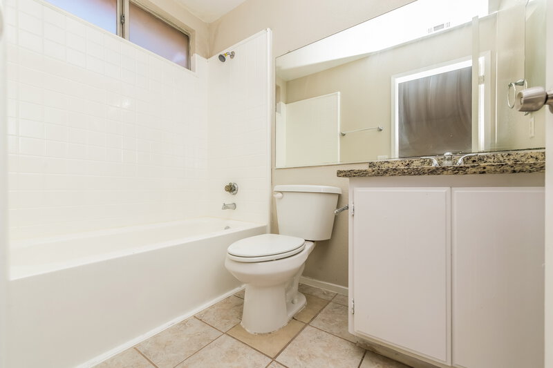 1,935/Mo, 5337 Padero Dr North Las Vegas, NV 89031 Main Bathroom View