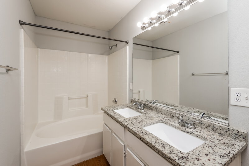 2,050/Mo, 5405 Jose Ernesto Street North Las Vegas, NV 89031 Main Bathroom View