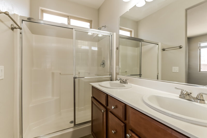 1,950/Mo, 712 Bridgeford Ct Henderson, NV 89011 Main Bathroom View