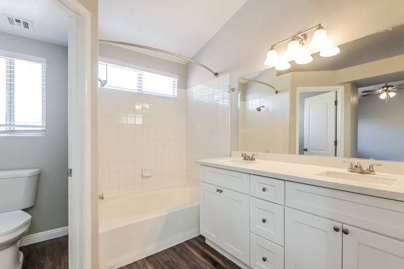 1,950/Mo, 712 Bridgeford Ct Henderson, NV 89011 Bathroom View 2