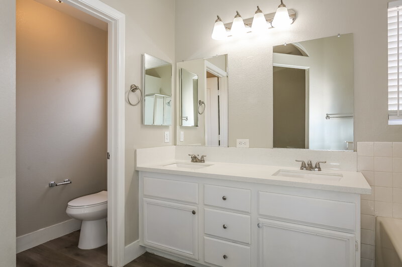 2,055/Mo, 3343 Rose Valley Street North Las Vegas, NV 89032 Main Bathroom View