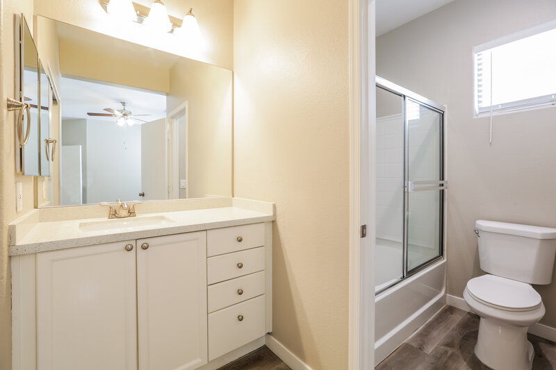 2,020/Mo, 3528 Turquoise Waters Avenue North Las Vegas, NV 89081 Main Bathroom View