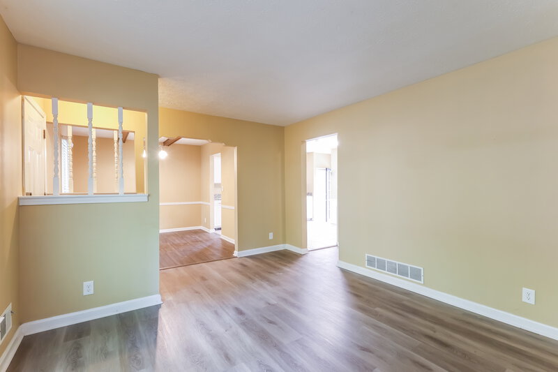 2,005/Mo, 8612 Sardis Way Louisville, KY 40228 Living Room View 2