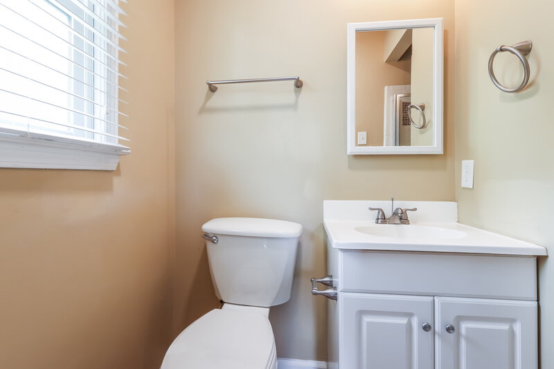 2,005/Mo, 8612 Sardis Way Louisville, KY 40228 Main Bathroom View