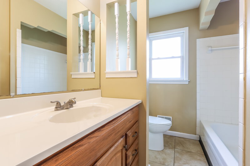 2,005/Mo, 8612 Sardis Way Louisville, KY 40228 Bathroom View