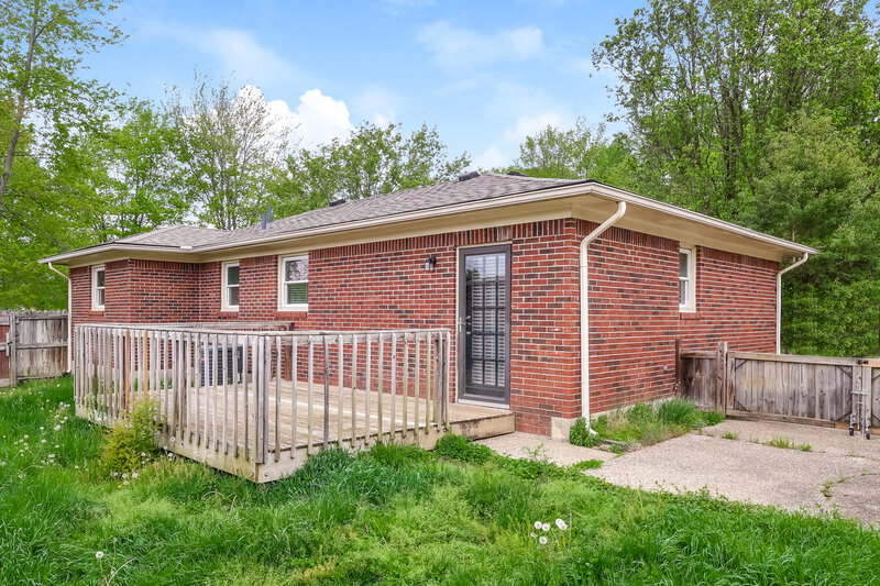 2,005/Mo, 8612 Sardis Way Louisville, KY 40228 Rear View