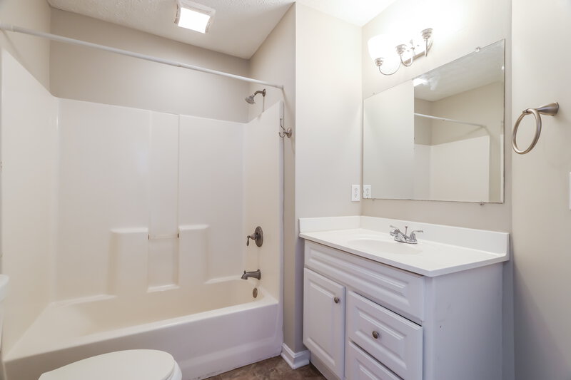 1,890/Mo, 4321 Willow View Blvd Louisville, KY 40299 Main Bathroom View