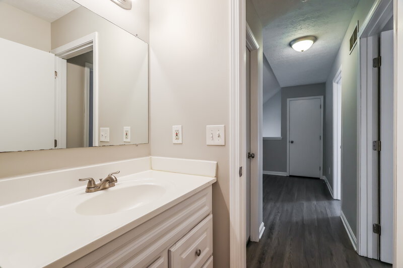 1,890/Mo, 4321 Willow View Blvd Louisville, KY 40299 Bathroom View