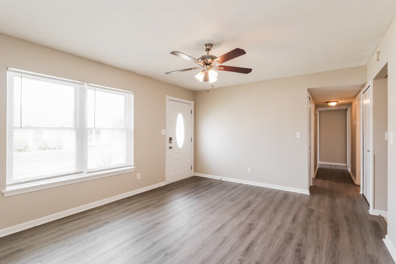 1,925/Mo, 6019 Highgrade Dr Louisville, KY 40291 Living Room View