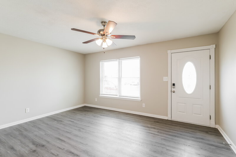 1,925/Mo, 6019 Highgrade Dr Louisville, KY 40291 Living Room View 2