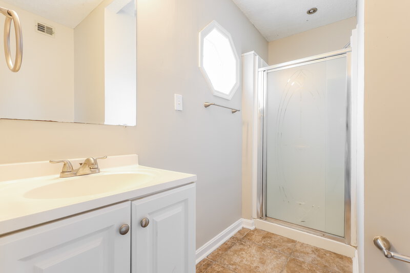 1,925/Mo, 6019 Highgrade Dr Louisville, KY 40291 Main Bathroom View