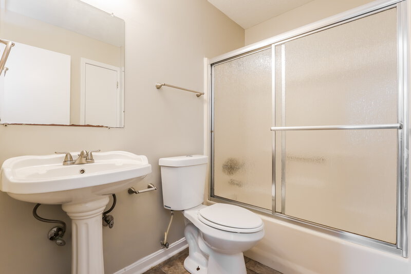 1,925/Mo, 6019 Highgrade Dr Louisville, KY 40291 Bathroom View