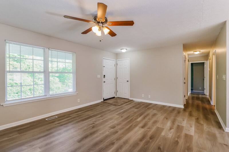 1,700/Mo, 9407 Brown Austin Rd Fairdale, KY 40118 Living Room View