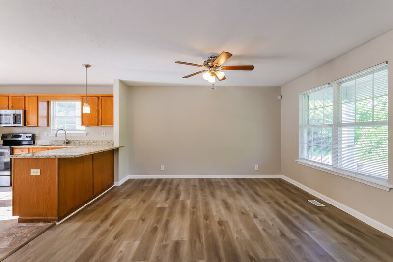 1,700/Mo, 9407 Brown Austin Rd Fairdale, KY 40118 Living Room View 2