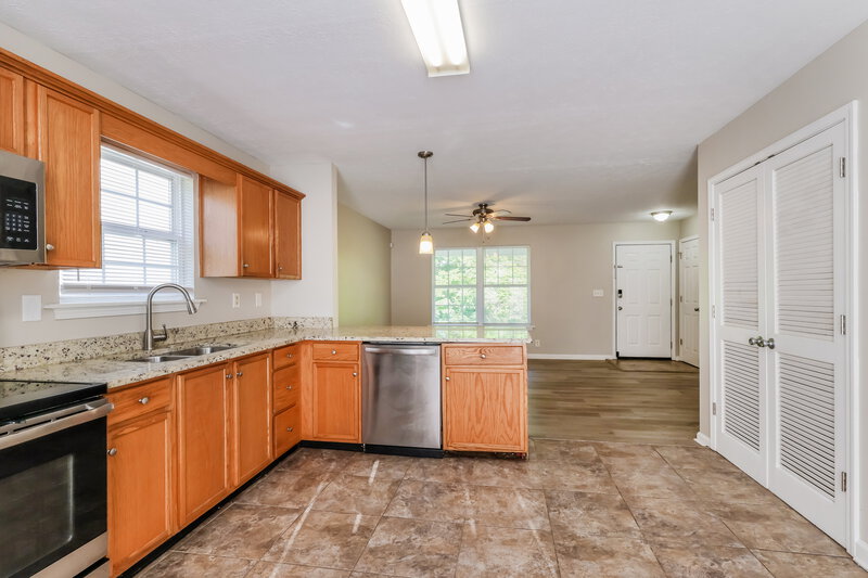 1,700/Mo, 9407 Brown Austin Rd Fairdale, KY 40118 Kitchen View 2