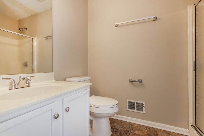 1,700/Mo, 9407 Brown Austin Rd Fairdale, KY 40118 Main Bathroom View