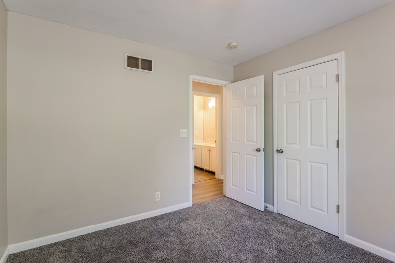 1,700/Mo, 9407 Brown Austin Rd Fairdale, KY 40118 Bedroom View 2