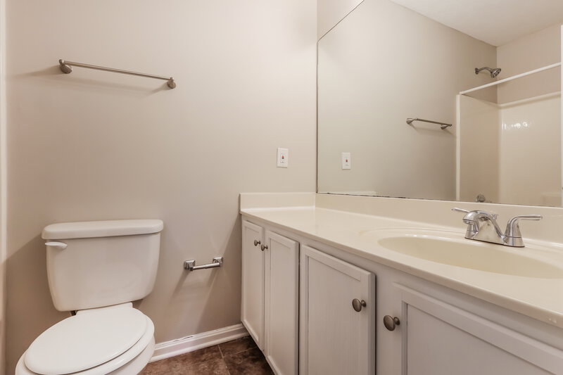 1,700/Mo, 9407 Brown Austin Rd Fairdale, KY 40118 Bathroom View