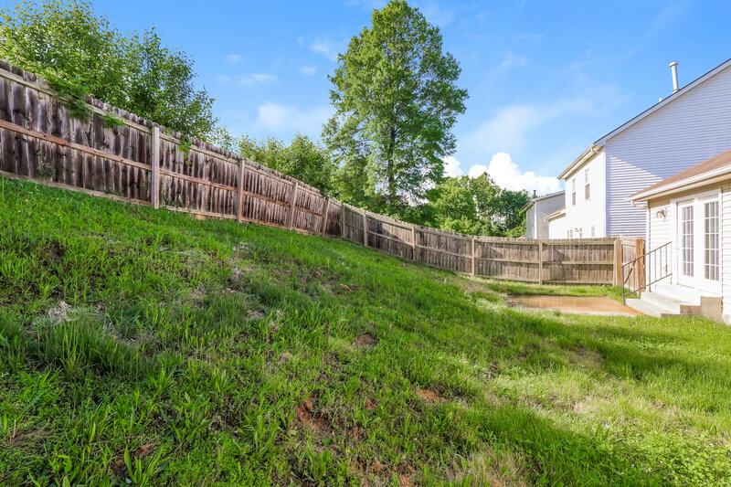 1,700/Mo, 9407 Brown Austin Rd Fairdale, KY 40118 Backyard View