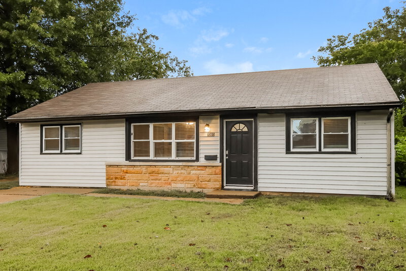 1,955/Mo, 7303 Dunkirk Ln Louisville, KY 40272 Front View