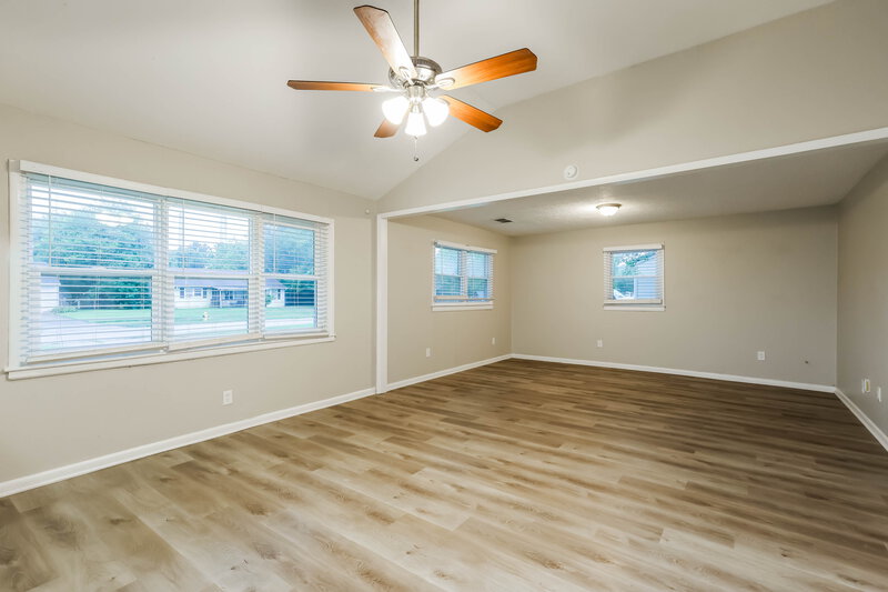 1,955/Mo, 7303 Dunkirk Ln Louisville, KY 40272 Living Room View