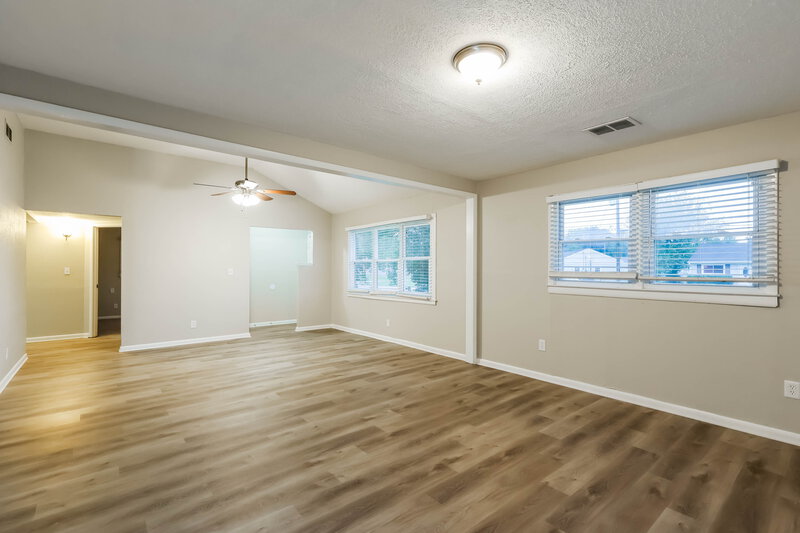 1,955/Mo, 7303 Dunkirk Ln Louisville, KY 40272 Living Room View 2