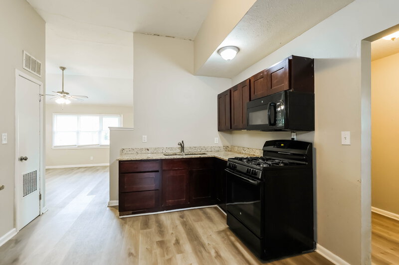 1,955/Mo, 7303 Dunkirk Ln Louisville, KY 40272 Kitchen View