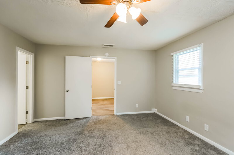 1,955/Mo, 7303 Dunkirk Ln Louisville, KY 40272 Main Bedroom View 2