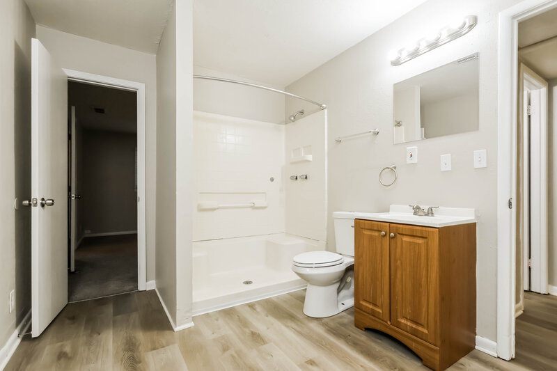 1,955/Mo, 7303 Dunkirk Ln Louisville, KY 40272 Main Bathroom View