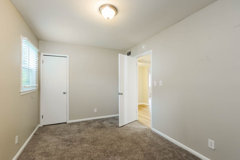 1,955/Mo, 7303 Dunkirk Ln Louisville, KY 40272 Bedroom View