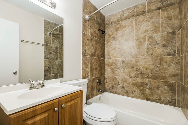 1,955/Mo, 7303 Dunkirk Ln Louisville, KY 40272 Bathroom View