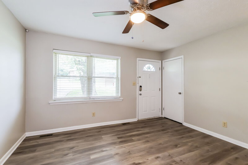 1,665/Mo, 7906 Candleglow Ln Louisville, KY 40214 Living Room View