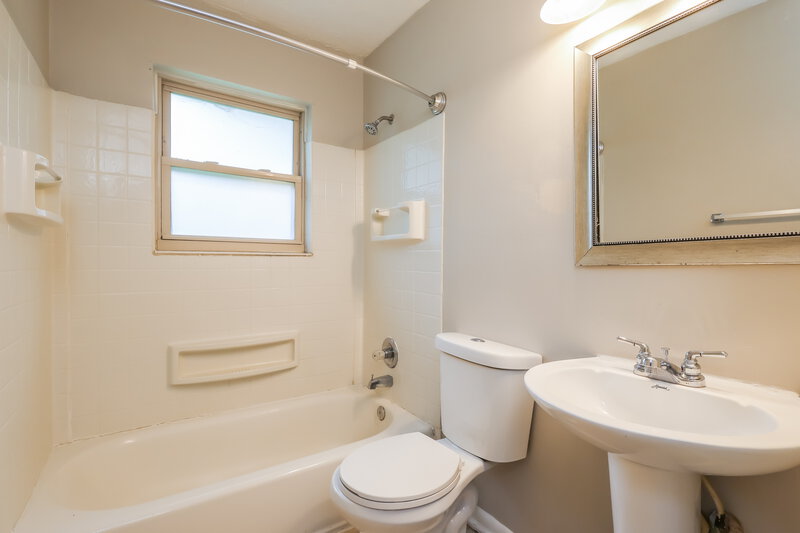 1,665/Mo, 7906 Candleglow Ln Louisville, KY 40214 Bathroom View