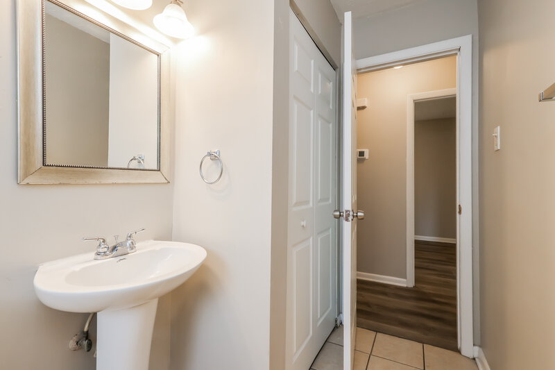 1,665/Mo, 7906 Candleglow Ln Louisville, KY 40214 Bathroom View 2