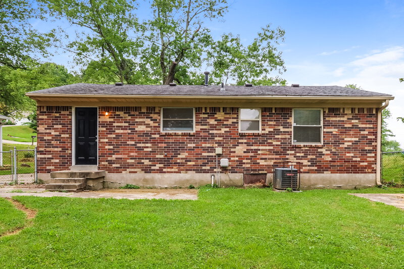 1,665/Mo, 7906 Candleglow Ln Louisville, KY 40214 Rear View