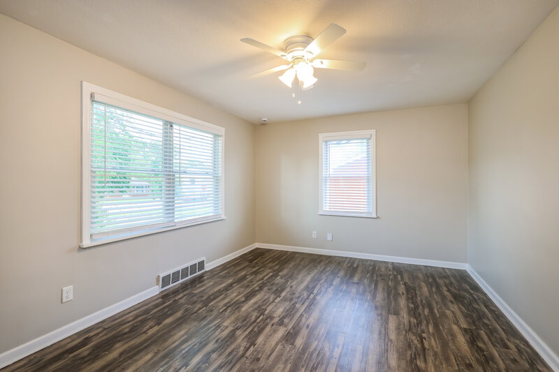 1,600/Mo, 4629 Lor Ann Ave Louisville, KY 40219 Living Room View